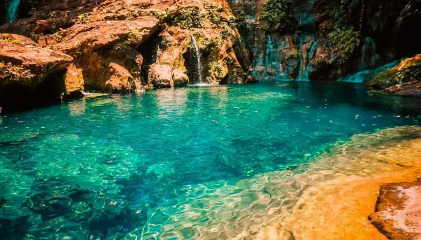 Riachão: Encanto Azul e Poço Azul